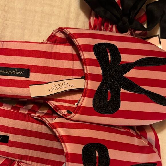 NWT Victoria's Secret Red and Pink Striped Slippers with Sequined Black Bows - Picture 9 of 10